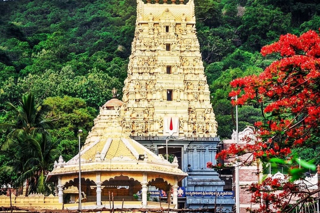 విశాఖ: సింహాచలం ఘాట్ రోడ్డులో భారీ ట్రాఫిక్ జామ్..