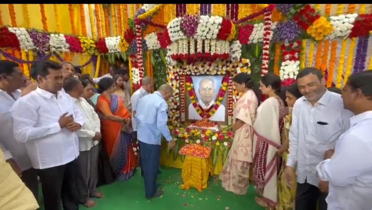 ఎన్టీఆర్ రాజు చిత్రపటానికి నివాళులు అర్పించిన సీఎం చంద్రబాబు నాయుడు