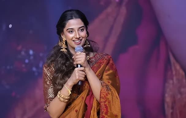 అనారోగ్యంతోనూ ప్రమోషన్‌కు హాజరైన మీనాక్షి చౌదరి