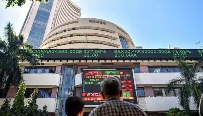 ఈ రోజు నష్టాల నుంచి కాస్త కోలుకున్న సూచీలు..