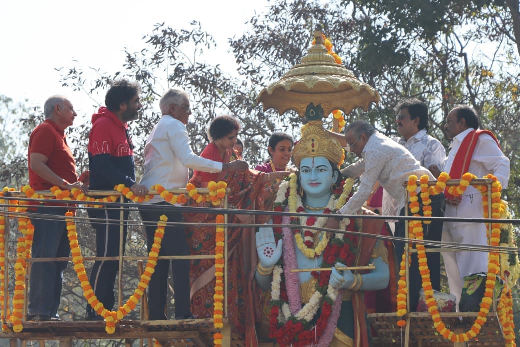 ఎన్టీఆర్‌ 30వ వర్ధంతి సందర్భంగా నివాళులర్పించిన నందమూరి కుటుంబ సభ్యులు, సినీ ప్రముఖులు!