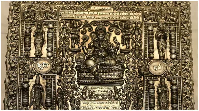 కూతురు పెళ్ళికి 3 కిలోల వెండి తో లగ్న పత్రిక