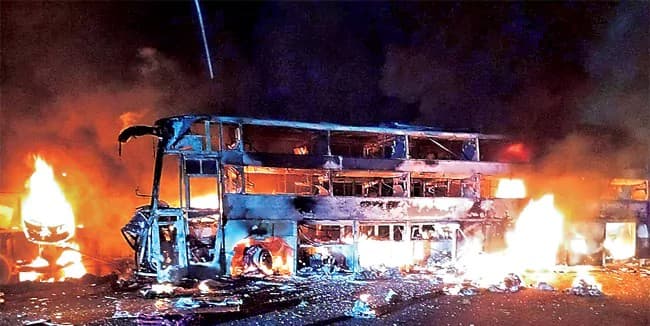 నంద్యాల జిల్లాలో అర్ధరాత్రి ఘోర ప్రమాదం.. టైరు పేలి లారీని ఢీకొన్న ప్రైవేట్ బస్సు..