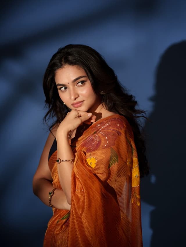 చీరలో మెరిసిన కాయదు సౌందర్యం