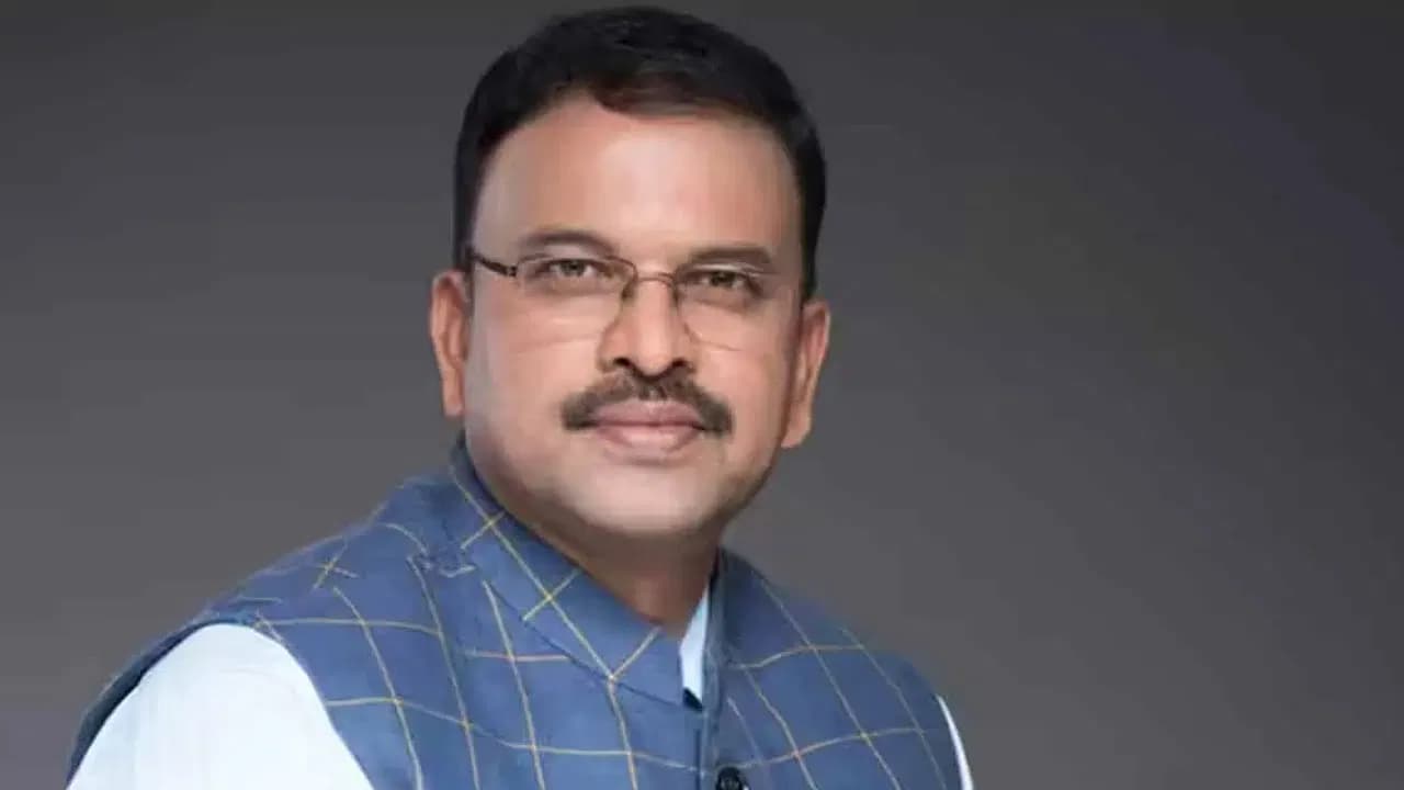 మాజీ  ఐపీఎస్ భార్య ను మోసం చేసిన సైబర్ నేరగాళ్ళు అరెస్ట్..