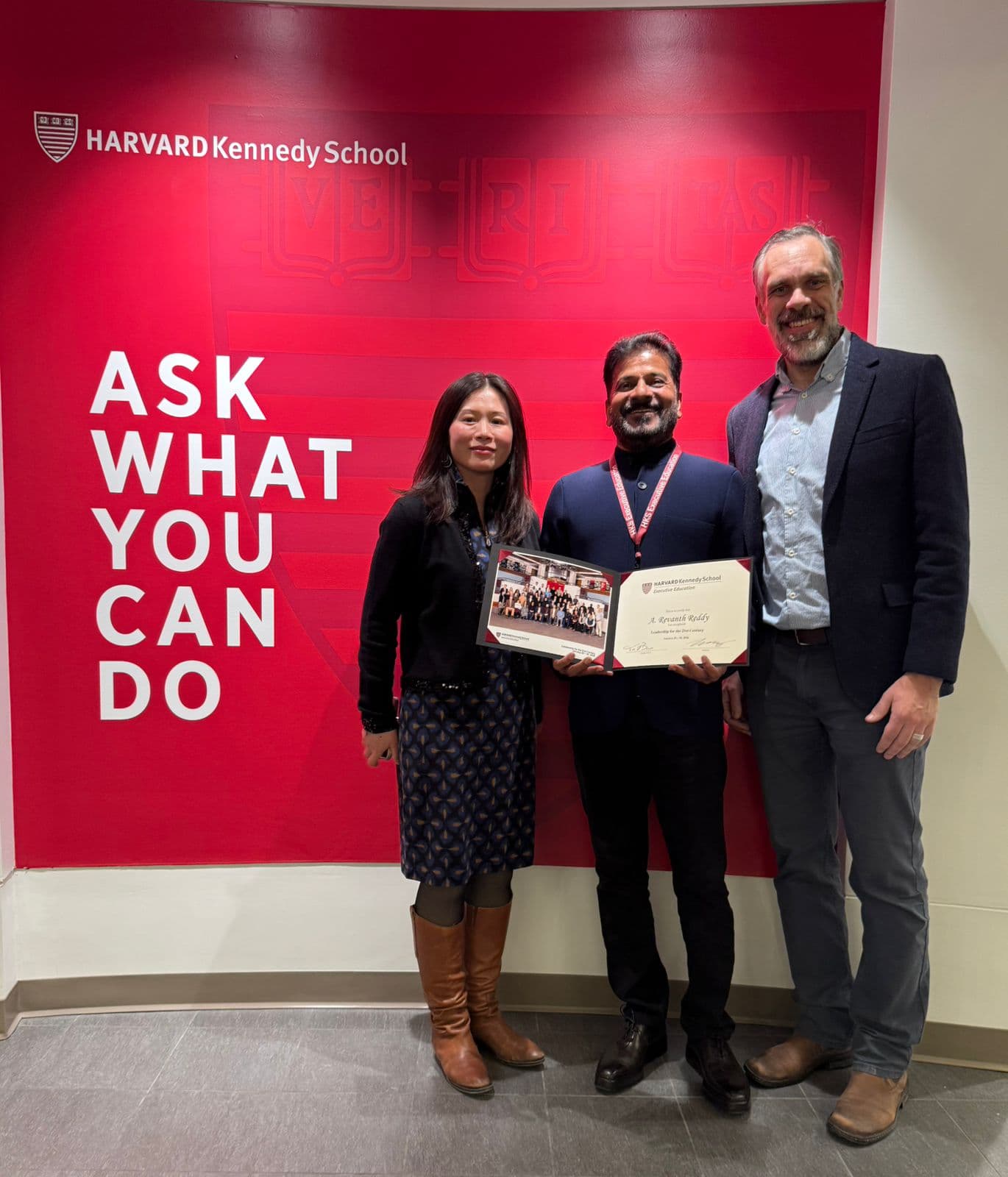 హార్వర్డ్‌ కెన్నెడీ స్కూల్‌ సర్టిఫికెట్‌ అందుకున్న తెలంగాణ సీఎం రేవంత్ రెడ్డి