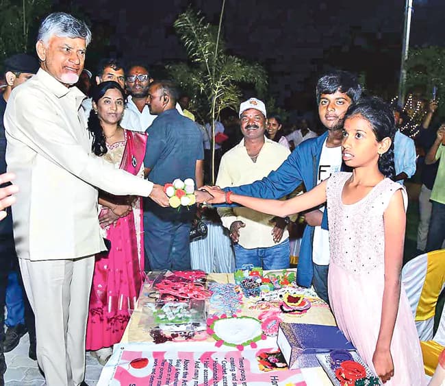 విద్యార్థులు ఆవిష్కరణల దిశగా అడుగులు వేయాలి: సీఎం చంద్రబాబు