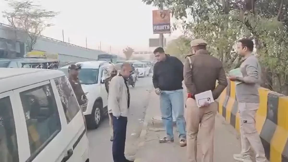 ఢిల్లీలో కలకలం: పార్క్ చేసిన కారులో మూడు మృతదేహాలు