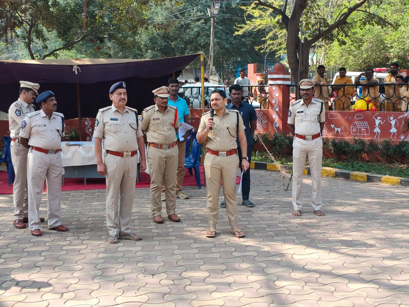 గత ఏడాది కంటే నాలుగు రెట్లు భక్తుల రద్దీ అధికంగా వస్తున్నారు.. నంద్యాల కలెక్టర్, ఎస్పీ... 