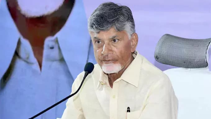 కాకినాడ ప్రమాదం పై సీఎం చంద్రబాబు ఆరా 