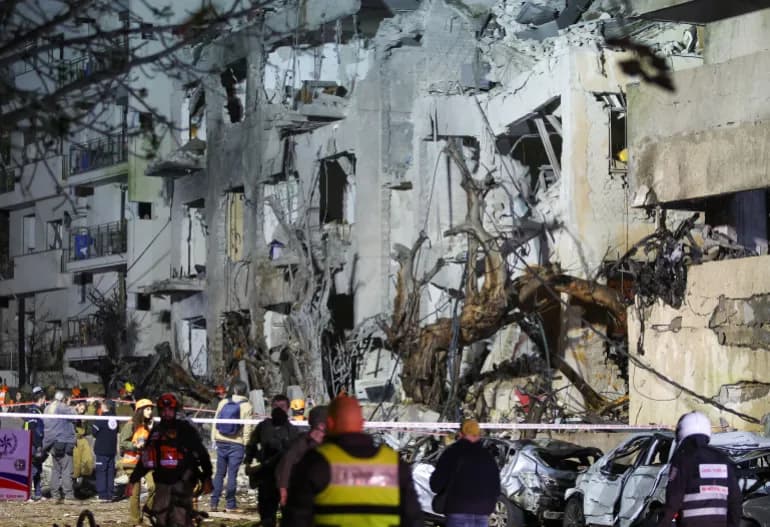 తెల్లవారుజామున దాడులు ... ఖమేనీ కాంపౌండ్ లక్ష్యంగా చర్యలు