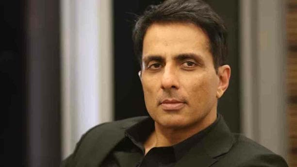 దుబాయ్‌లో చిక్కుకున్న ప్యాసింజర్లకు అండగా సోను సూద్