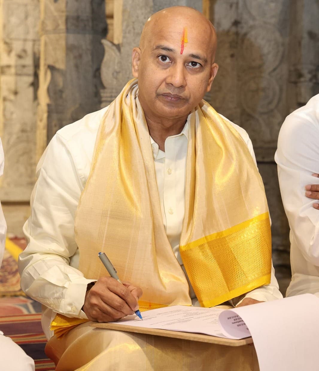 టీటీడీ ఈవోగా  ముద్దాడ రవిచంద్ర భాద్యతల స్వీకారం..