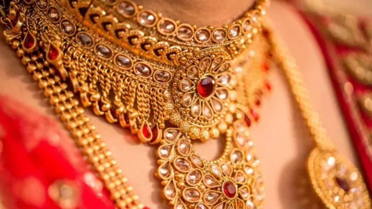 నాలుగు నెలల కనిష్టానికి బంగారం ధరలు