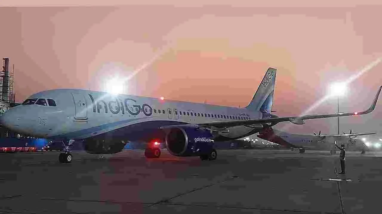 శంషాబాద్‌ ఎయిర్‌పోర్టులో ఇండిగో విమానం ఎమర్జెన్సీ ల్యాండింగ్