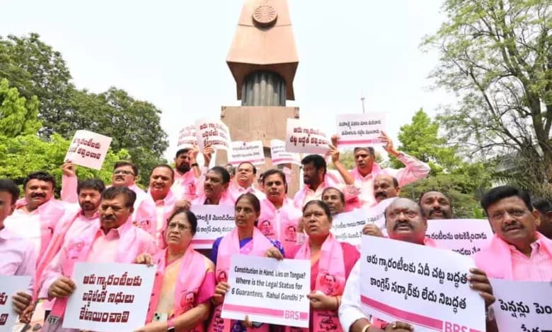 భారీ హామీలు, అమలు శూన్యం? గన్ పార్క్‌లో బీఆర్ఎస్ ఎమ్మెల్యేల నిరసన