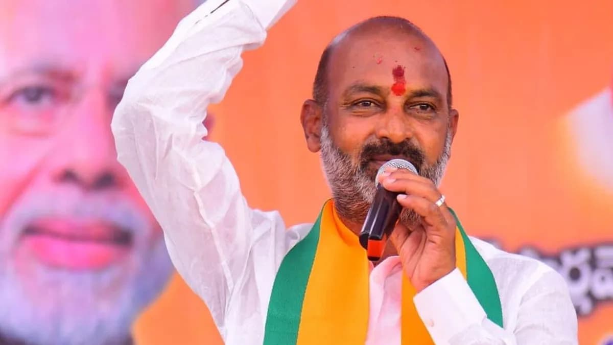 బండి సంజయ్ కొత్త అవతారం: సింగర్