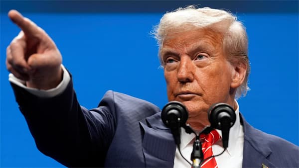 అమెరికా డాలర్ల పై ట్రంప్ సంతకం