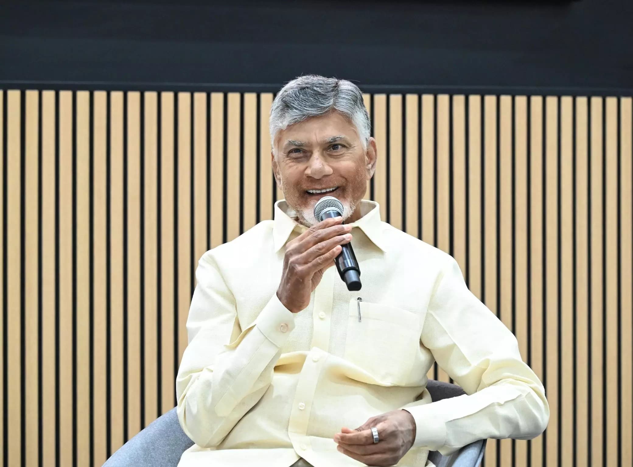 అమరావతి రాజధాని తీర్మానంను అసెంబ్లీలో ప్రవేశ పెట్టిన సీఎం చంద్రబాబు