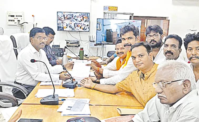 చంద్రబాబు ప్రభుత్వ నిర్ణయాలపై బీజేపీ ఫైర్