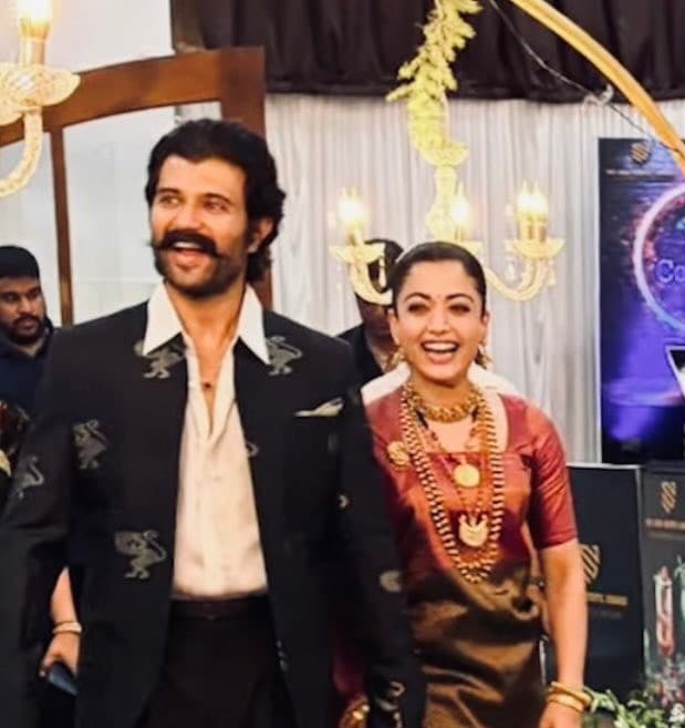 కోడుగు సాంప్రదాయంలో అదిరిపోయిన విరోష్ దంపతులు