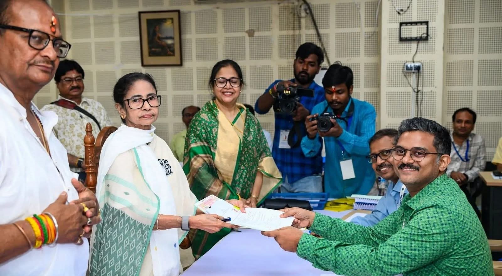 బెంగాల్ అసెంబ్లీ ఎలక్షన్- నామినేషన్ దాఖలు చేసిన సీఎం మమతా బెనర్జీ