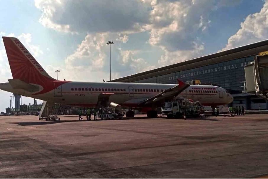 తగ్గిన ఎయిర్‌పోర్ట్‌ చార్జీలు 