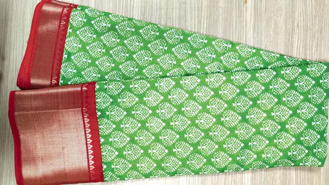 మహిళలకు ఈసారి చిలకపచ్చ చీరలు