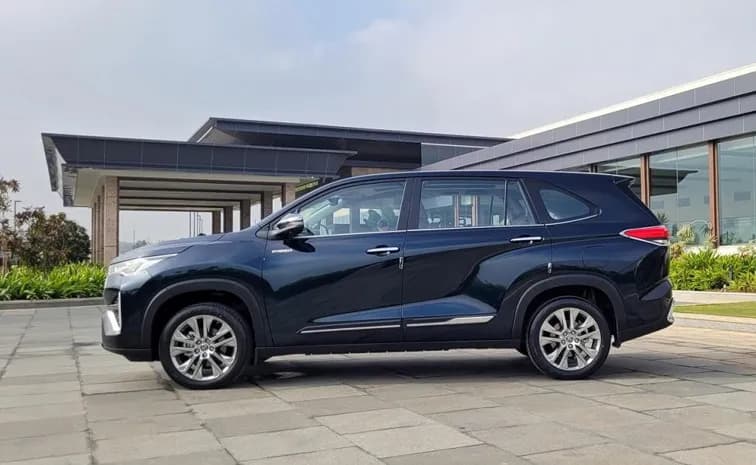 భారత మార్కెట్‌లో దూసుకెళ్తున్న ఇన్నోవా హైక్రాస్