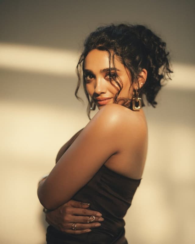 స్లీక్ బ్లాక్ గౌన్‌లో మెరిసిన శాన్వి మేఘన