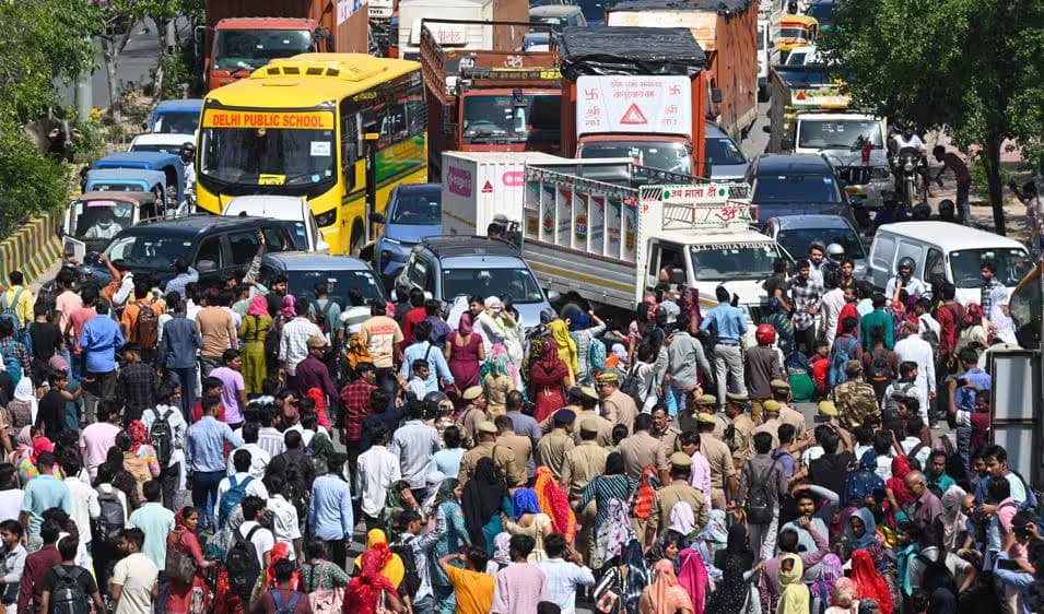 నోయిడాలో గార్మెంట్ కార్మికుల ఆందోళన హింసాత్మకం