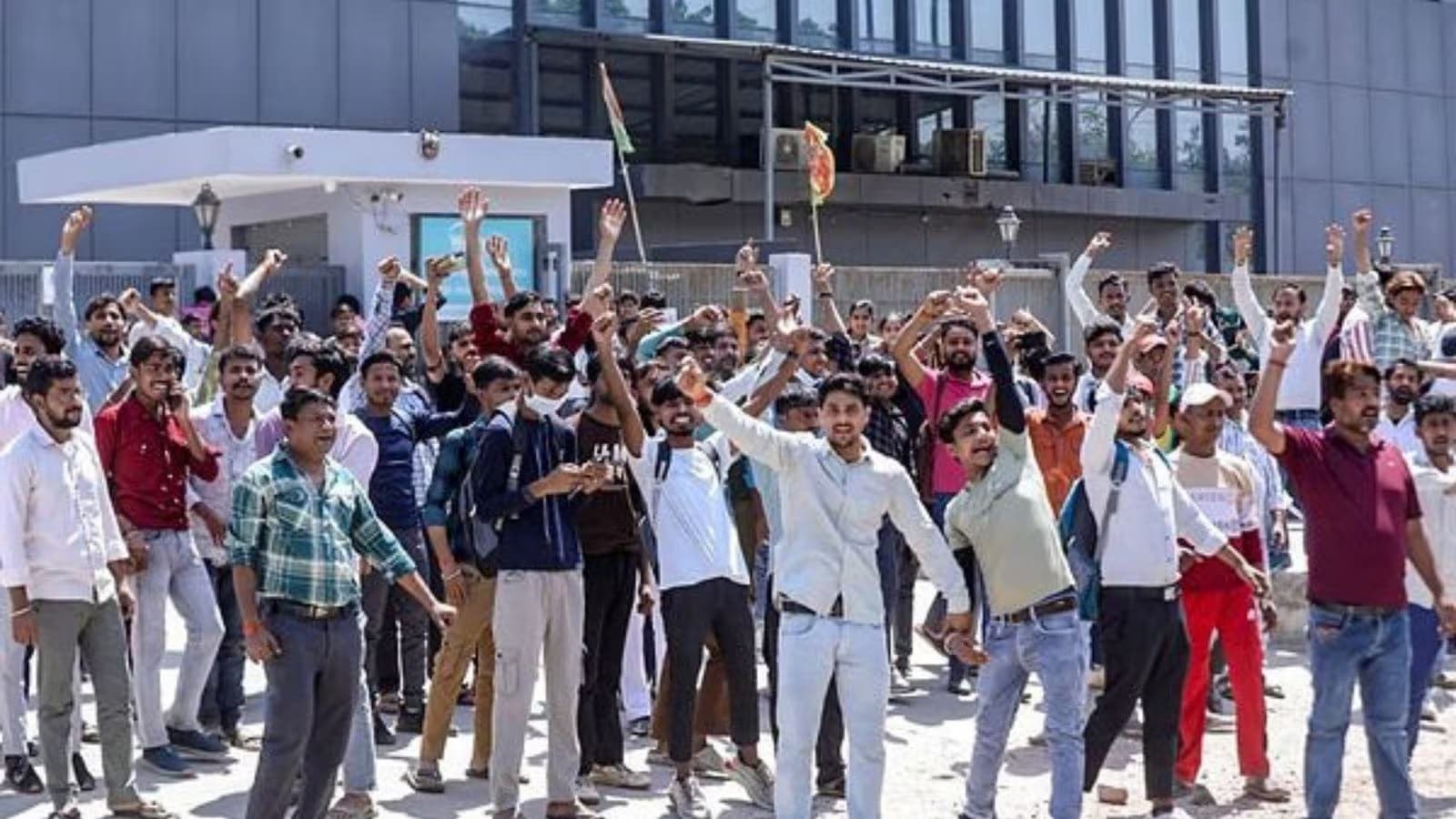 యూపీ కార్మికులకు ఊరట – గణనీయంగా వేతనాల పెంపు