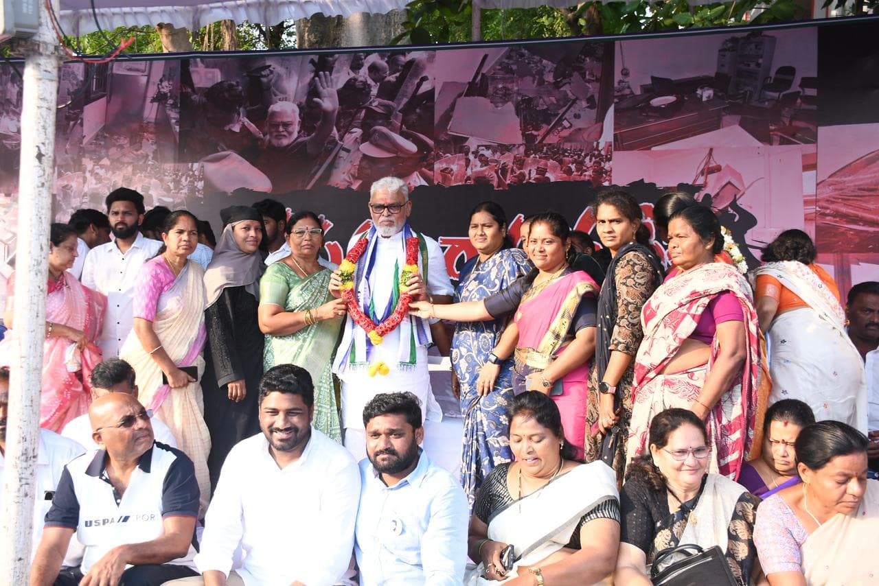 గుంటూరు కలెక్టరేట్ వద్ద ఉద్రిక్తతలు !