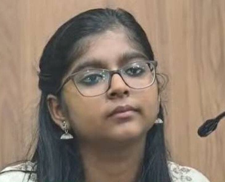 499 మార్కులు వచ్చినా సంతృప్తి లేదు.. ఒక్క మార్క్ కోసం రీవాల్యుయేషన్‌కు వెళ్లిన విద్యార్థిని!