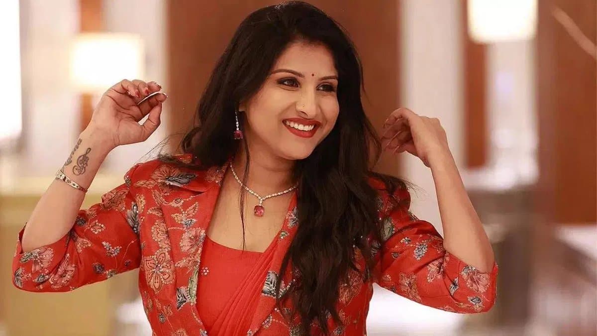 సినిమా ఇండస్ట్రీ నుంచి సింగర్ మంగ్లీ బహిష్కరించాలి