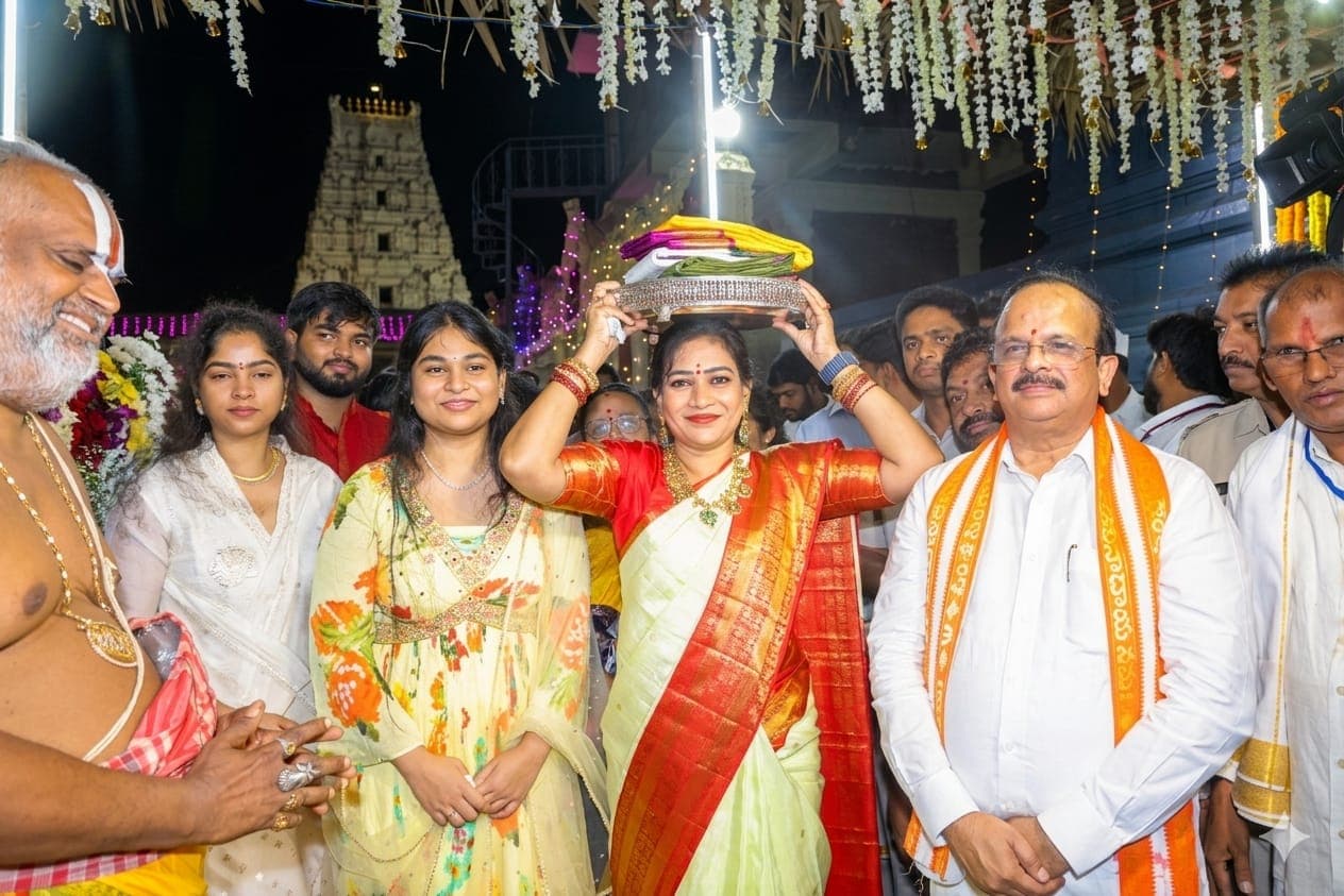 సింహాచలంలో భక్తుల రద్దీ, పట్టు వస్త్రాలు సమర్పించిన హోం మంత్రి