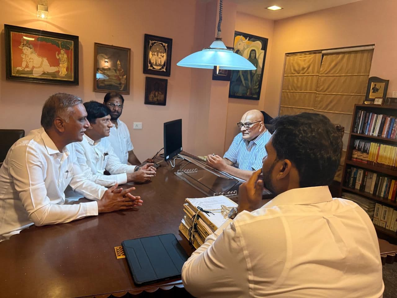 సుప్రీం కోర్టు న్యాయ వాదితో హరీష్ రావు భేటీ 