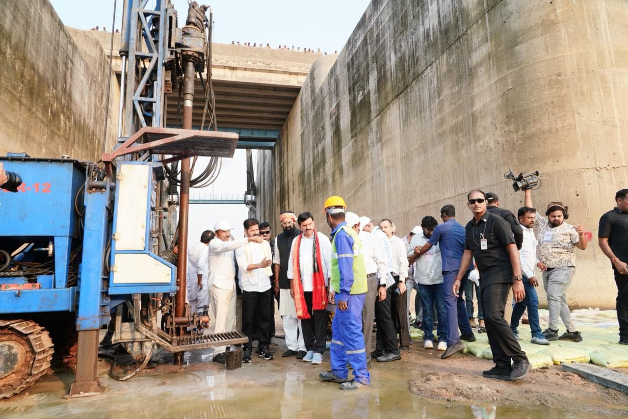 మేడిగడ్డ బ్యారేజ్‌ను పరిశీలించిన సీఎం రేవంత్ రెడ్డి