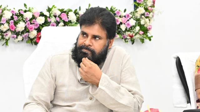 పవన్ కళ్యాణ్ కోసం మోకాలిపై ఆలయం ఎక్కిన అభిమాని..