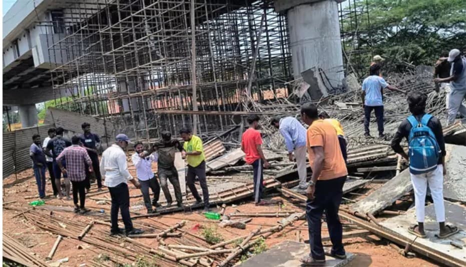 విశాఖలో కుప్పకూలిన రైల్వే బ్రిడ్జ్...ఏడుగురికి తీవ్ర గాయాలు