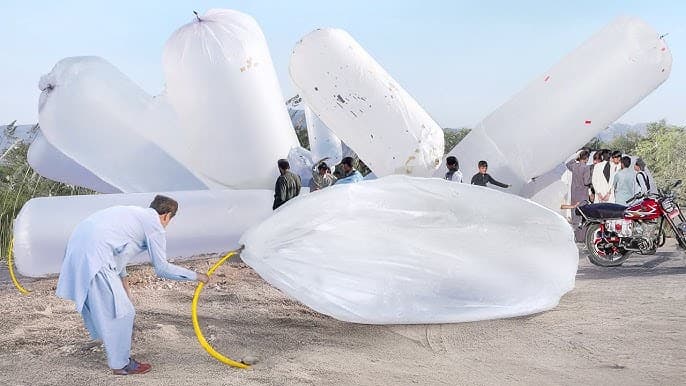 కరాచీలో షాకింగ్ దృశ్యాలు...బెలూన్లలో గ్యాస్!