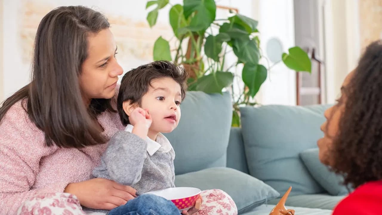 చిన్న పిల్లల్లో స్క్రీన్ టైమ్ ప్రమాదంపై డాక్టర్ల హెచ్చరిక