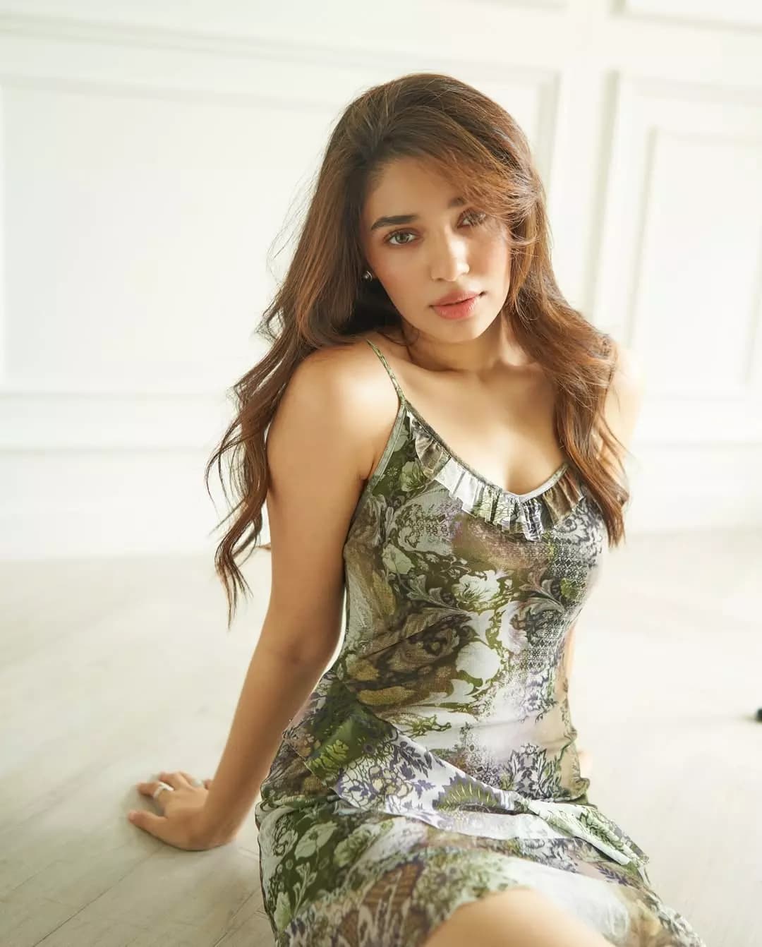 షార్ట్ ఫ్రాక్లో కృతి గ్లామర్ హంగామా!