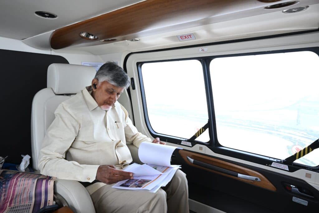 కోనసీమ తుఫాన్ పర్యటనలో రైతులకు సహాయం అందిస్తామని హామీ ఇచ్చిన సీఎం చంద్రబాబు