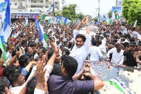 జగన్ కాన్వాయ్ ఢీ – పెనమలూరులో హైటెన్షన్ ఘటన!