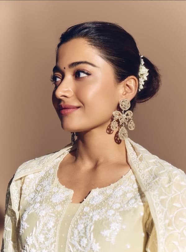 "ఆ బాధ ఒక్కసారి అయినా మగవాళ్లు ఫీల్ అవ్వాలి"! - రష్మిక కొత్త చర్చకు తెరలేపిందా?