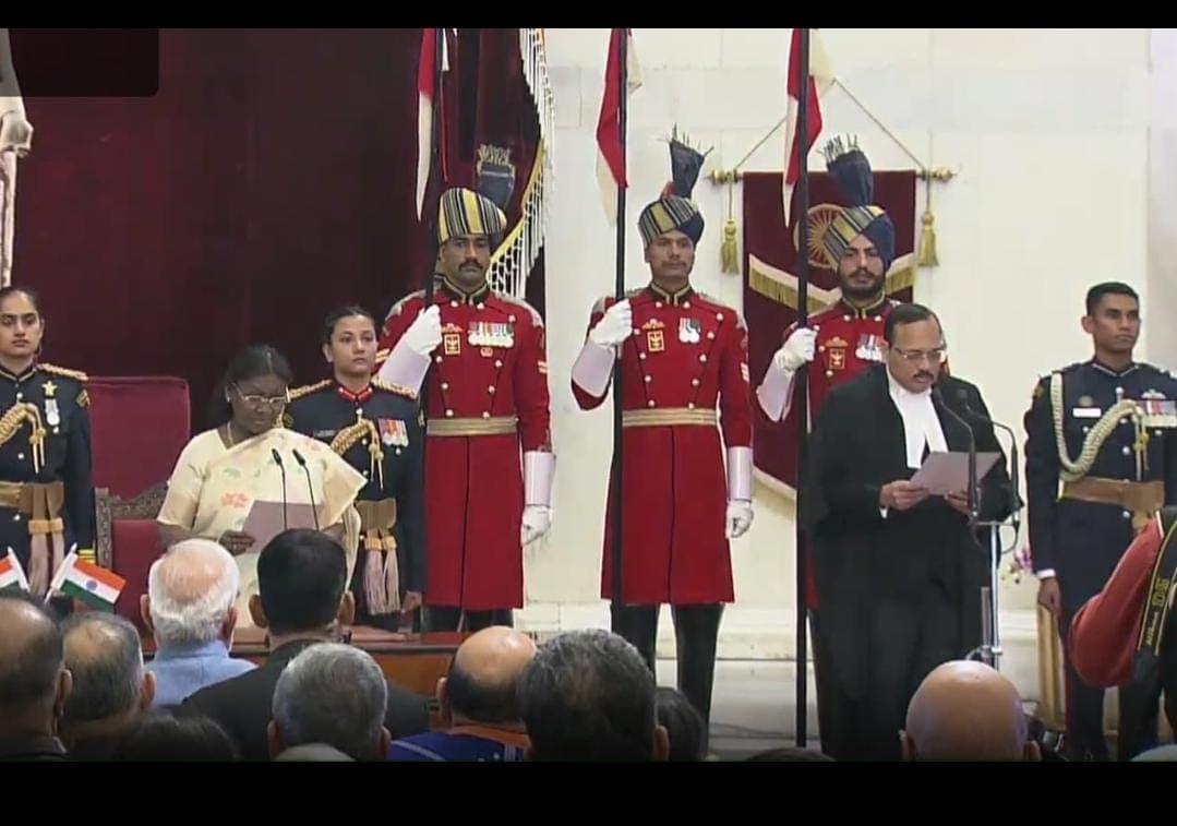 సుప్రీంకోర్టు సిజే గా జస్టిస్ సూర్యకాంత్ ప్రమాణ స్వీకారం!