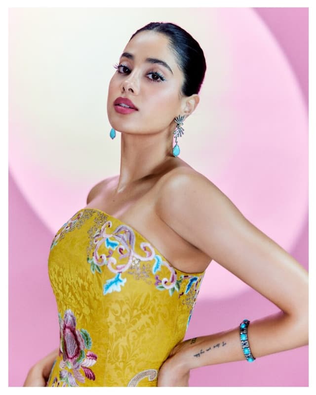 పెద్ది బ్యూటీ క్లాసీ లుక్తో అందరినీ ఆకట్టుకుంది