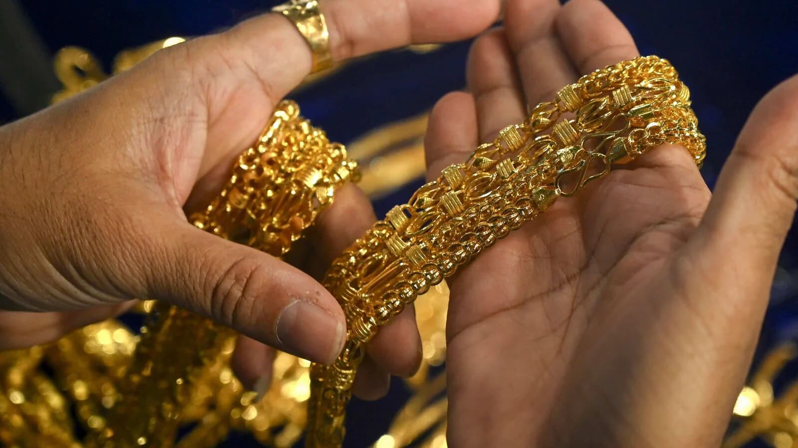 డిసెంబర్ 03 బంగారం ధరలు: పసిడి ప్రియులకు మరో షాక్