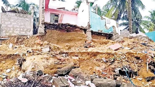 ఉప్పాడలో అలల ఉధృతి పెరిగింది ... కోనపాపపేట తీరంలో తీవ్ర కోత